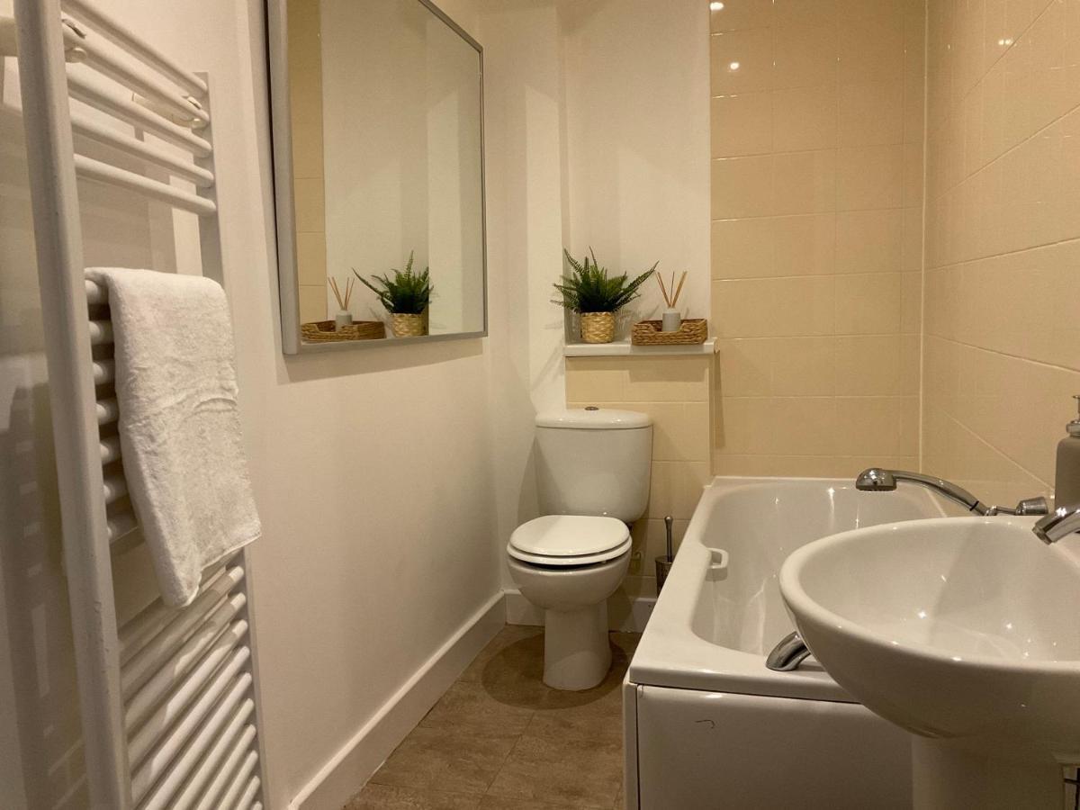 Apartmán Modern 2 Bed Apt In Egham High Street, With Private Parking And Wifi Exteriér fotografie