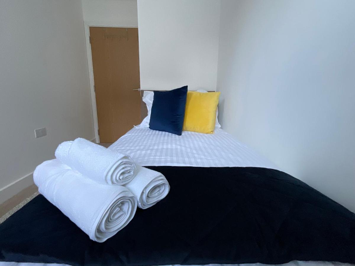Apartmán Modern 2 Bed Apt In Egham High Street, With Private Parking And Wifi Exteriér fotografie