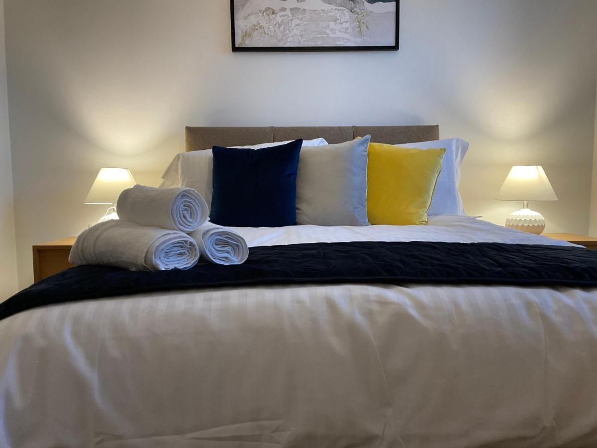 Apartmán Modern 2 Bed Apt In Egham High Street, With Private Parking And Wifi Exteriér fotografie