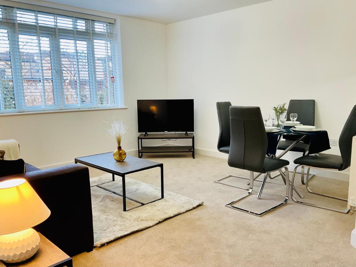 Apartmán Modern 2 Bed Apt In Egham High Street, With Private Parking And Wifi Exteriér fotografie