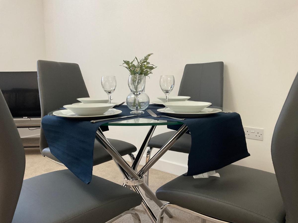 Apartmán Modern 2 Bed Apt In Egham High Street, With Private Parking And Wifi Exteriér fotografie