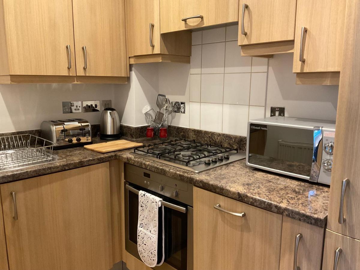 Apartmán Modern 2 Bed Apt In Egham High Street, With Private Parking And Wifi Exteriér fotografie